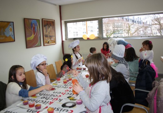 Trinta nenos e nenas de Oroso participan en dous obradoiros gratuítos de cupcakes